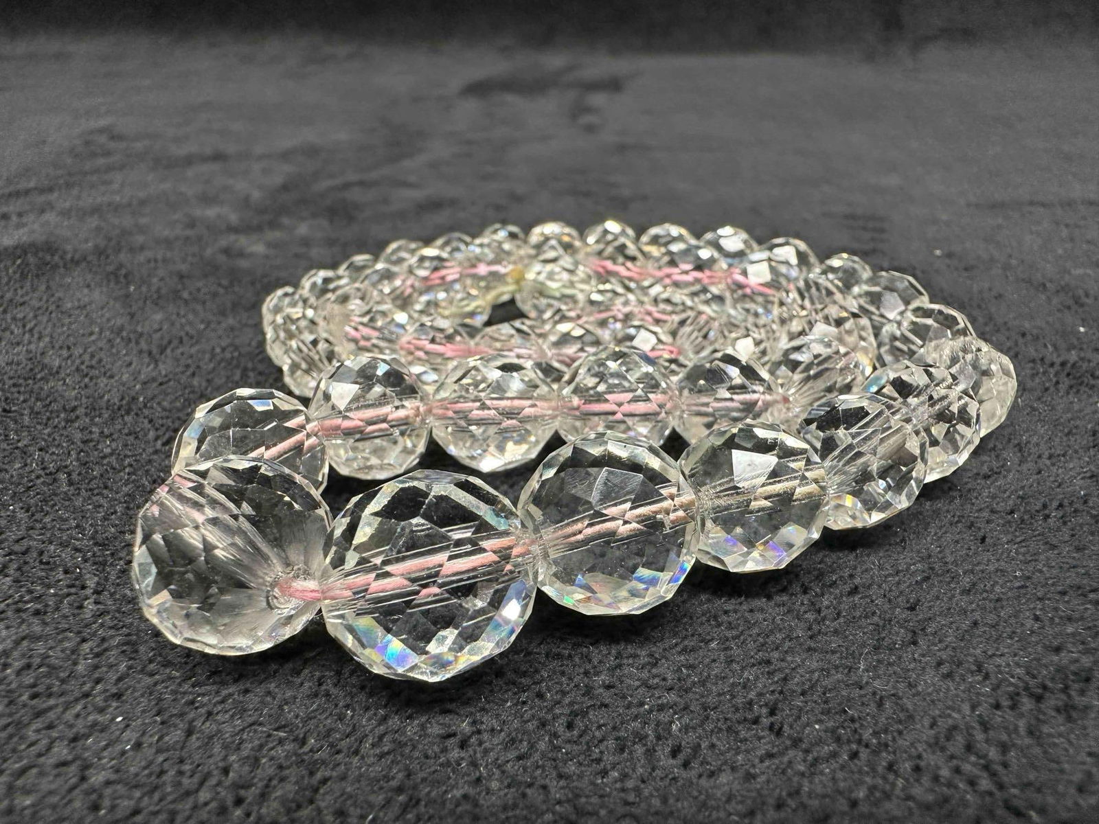 Clear Crystal Art Glass Bead Round Beaded Necklace G59: Clear Crystal Art Glass Bead Round Beaded Necklace G59. Necklace clear glass beads with beautifully shaped designs on each. This item is in good pre-owned, previously displayed condition with light we