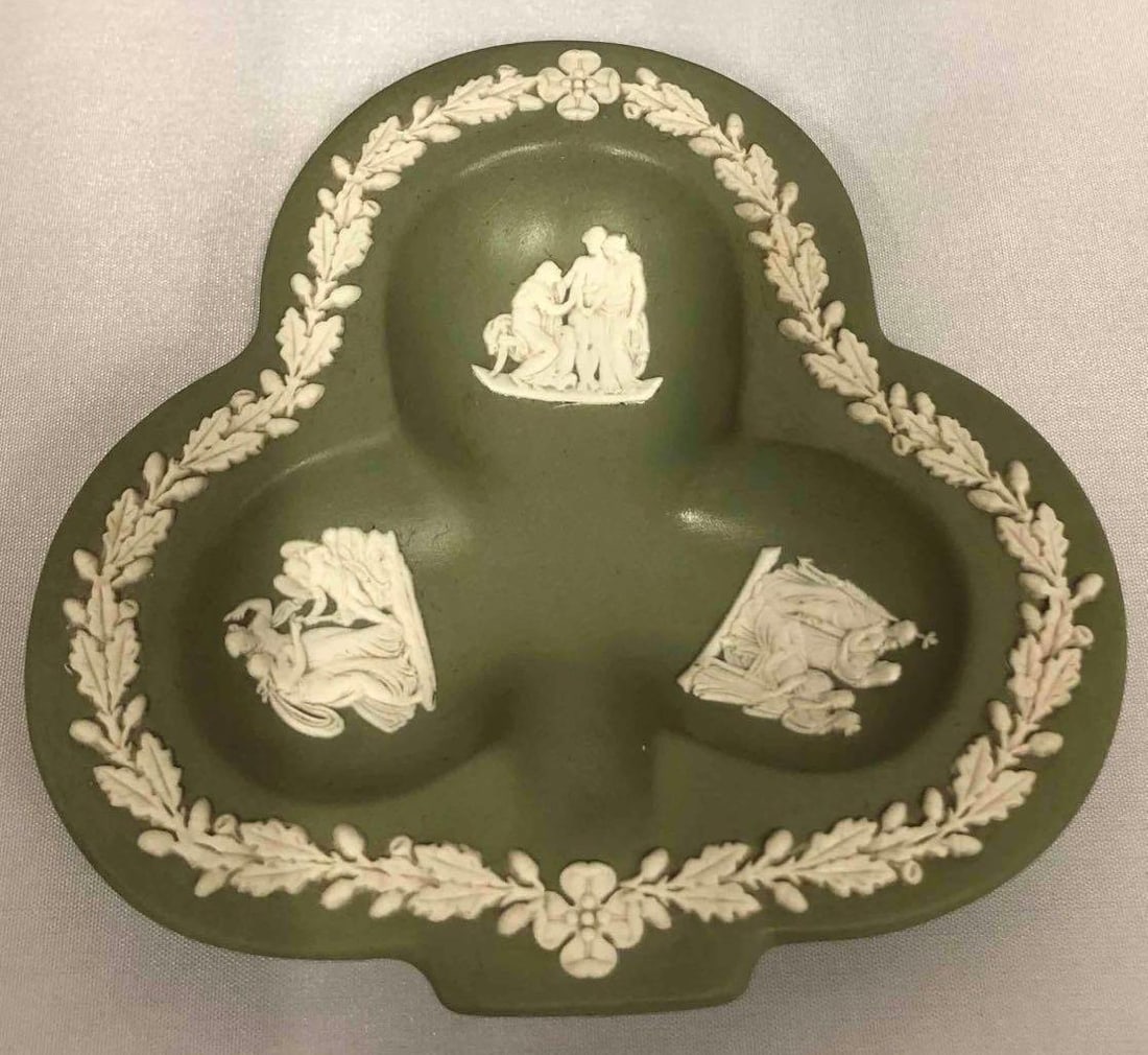 Wedgwood Green Jasper-Ware Shamrock Ashtray Or Candy Dish: This lot contains a Wedgwood green Jasper-ware shamrock ashtray or candy dish. Made in England. This ashtray/candy dish comes in its original packaging. The box is approx 4 1/4" x 4 1/4" x 2 1/2"