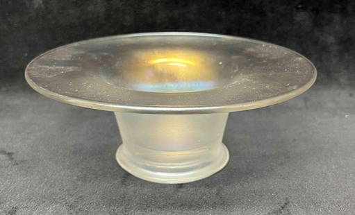 Vintage Iridescent Carnival Glass Candy Dish: This lot contains a Vintage Iridescent Carnival Glass Candy Dish. It is approx 6 1/4" x 6 1/4" x 2 1/4". Total weight is 11.8oz. Overall the Carnival Glass Candy Dish is in good pre owned condition wi