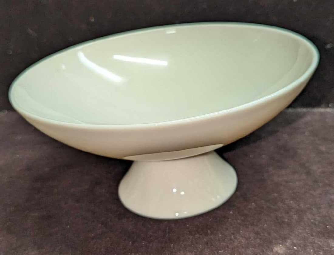 Vintage Lenox Bone China Candy Dish: Vintage Lenox Bone China Candy Dish. This is approx 7 1/2" x 7 1/2" x 3 5/8" and it weighs 0.77lb. The dish has no chips or cracks. 