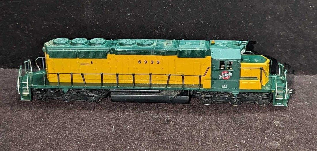 Chicago & Northwestern HO Scale Locomotive 6935 (1 of 6)