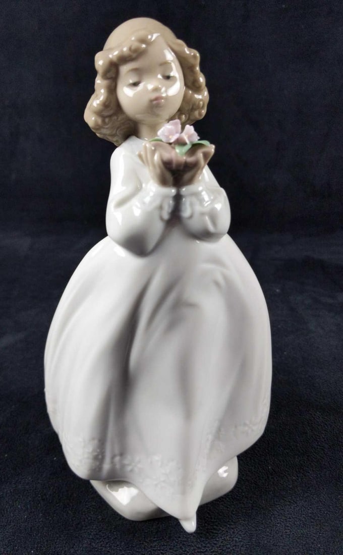 Nao Lladro Porcelain Girl The Flower Girl Spain: Nao hand made Porcelain "The Flower Girl" figurine that was designed by Francisco Polope in 2003. The figurine is approx 5" x 4" x 8". Figurine comes in its original box which is approx 10" x 5"