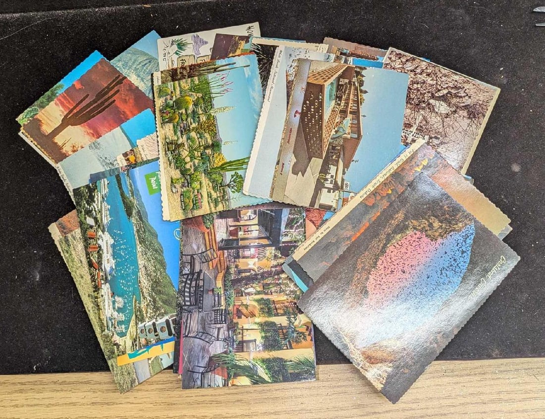 61 Vintage American Tourist Traps Post Cards: 61 Vintage American Tourist Traps Post Cards. This lot contains different postcards, from Bedrock City to the deserts. The stack is approx 6 1/4' x 1" x 4" and the total weight is 0.46lb. There are a