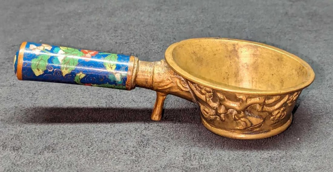 Vintage Chinese Brass and Cloisonne Silk Iron: Vintage Chinese Brass and Cloisonne Silk Iron. This is approx 3 1/4" x 7 1/4" x 2" and it weighs 0.44lb. This has some tarnishing and the end of the handle has a dent.