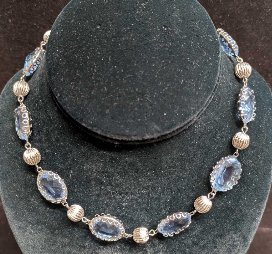Vintage Pale Blue Glass Silvertone Necklace: Vintage Pale Blue Glass Silvertone Necklace. Is very similar to what Coro puts out, but was not marked. This is approx 15 1/2" and it weighs 0.06lb. 