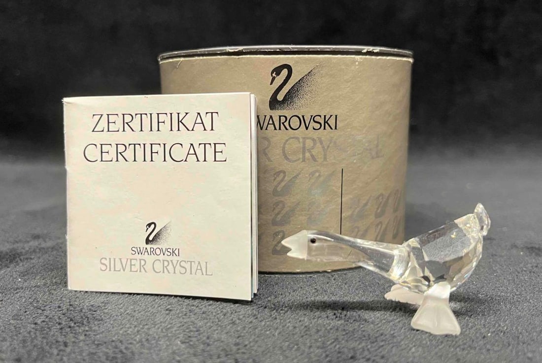 Swarovski Crystal Harry Gosling Mini Goose Figurine Retired in 1999 Box & Certificate: This lot contains a Swarovski Crystal Harry Gosling Mini Goose Figurine Retired in 1999 Box & Certificate. Approx weight and measurements are listed below. Overall the Swarovski Goose is in excell