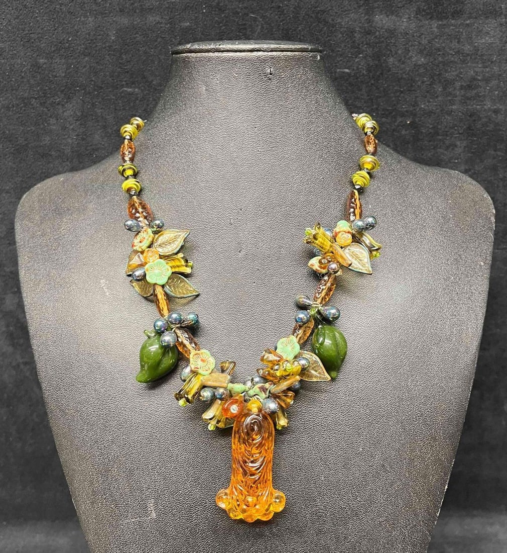 Unique Venetian Murano Glass Necklace: This lot contains a Unique Venetian Murano Glass Necklace. The box is approx 8 3/4" x 2 1/4" x 1". Total weight is 4.8oz. Overall the necklace is in excellent pre owned condition with 