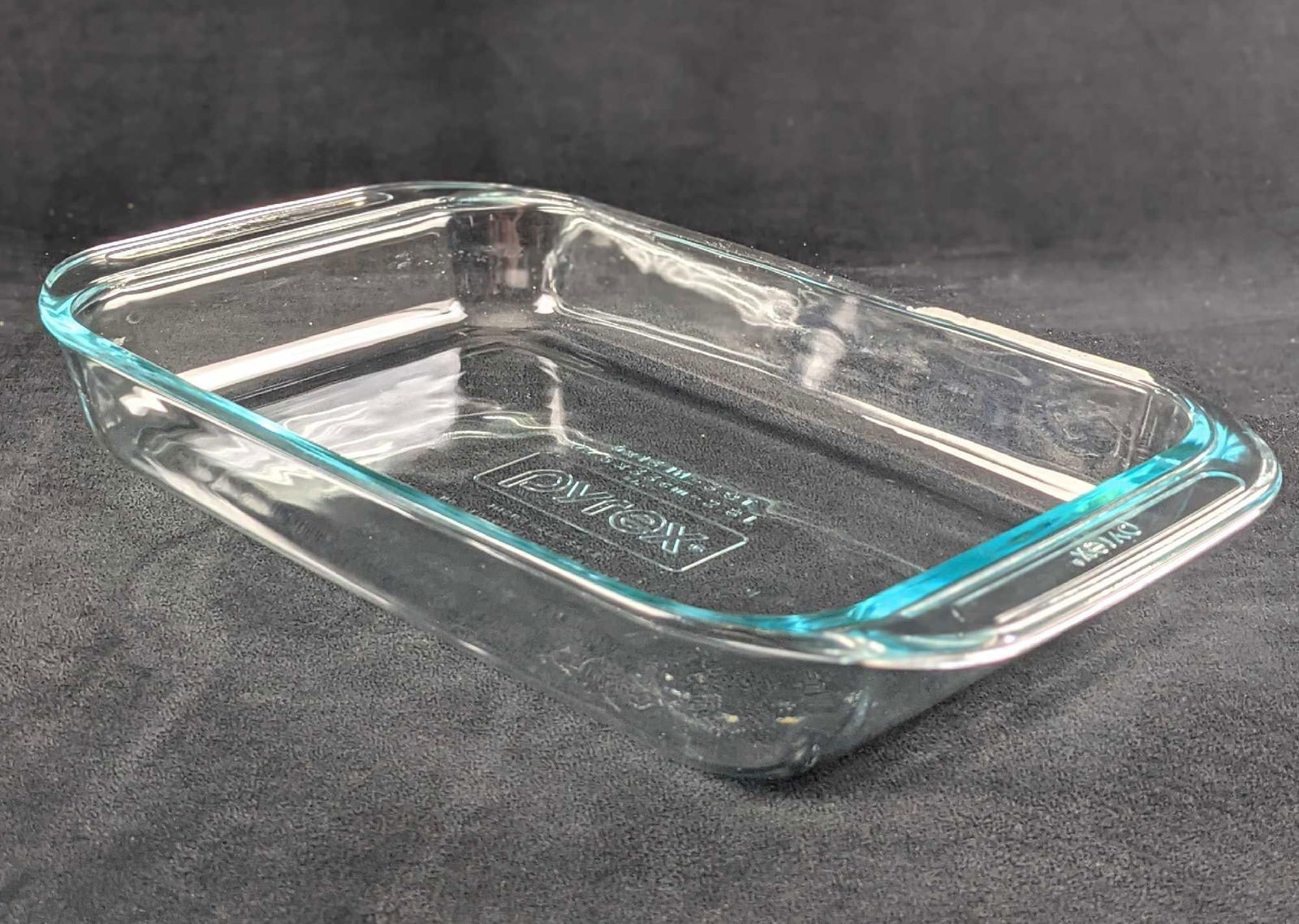 Pyrex Clear Baking Casserole Dish 3 QT: Pyrex Clear Baking Casserole Dish. 2233. Is approx 16" x 9 1/2" x 2". Made in the USA. Is in a good, used condition with a small small chip near a handle. Please see images for details.