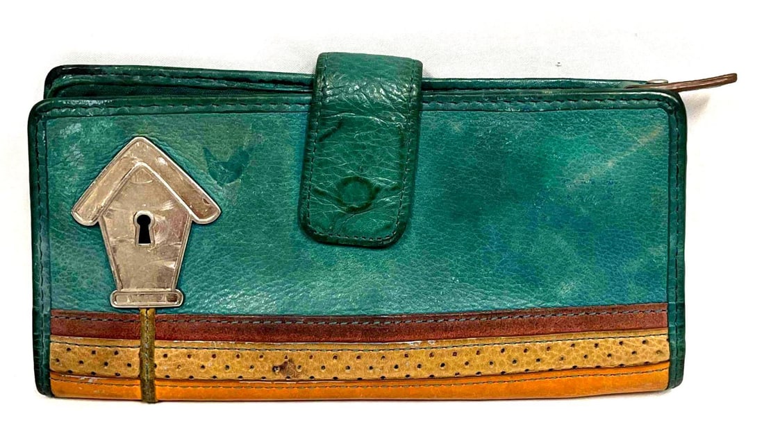 Vintage Fossil Birdhouse Wallet: This lot contains a Vintage Fossil Birdhouse Wallet. It is approx 7 1/2" x 1" x 4" and it weighs about 0.3lbs. Overall the wallet is in average used condition with some clear wear from use over time.