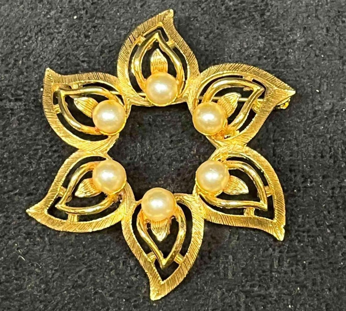 Vintage Signed Lisner Brooch Gold Tone Flower With Faux Pearls (1 of 5)