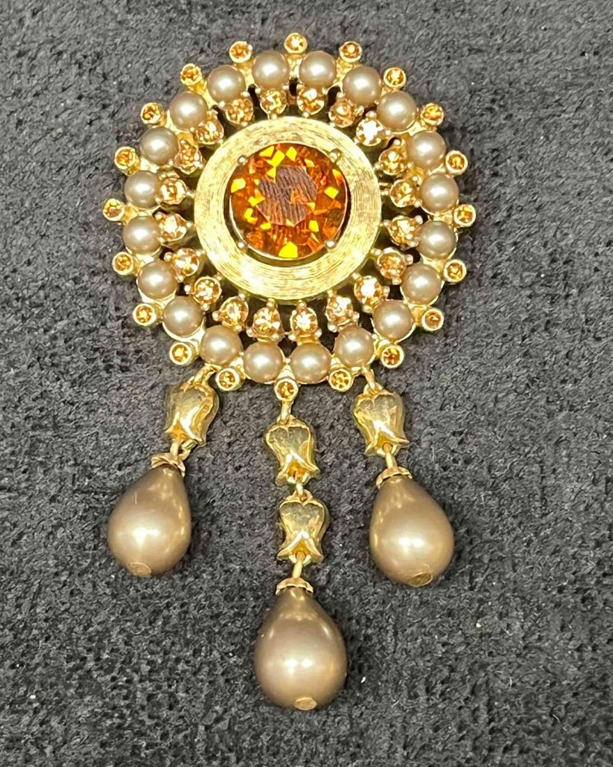 Signed Vintage Crown Trifari Drop Pendant Brooch: This lot contains a Signed Vintage Crown Trifari Drop Pendant Brooch. It is approx 2 3/4" x 1 1/2" x 3/4". Total weight is approx 0.6oz. Overall the Crown Trifari brooch is in excellent pre owned cond