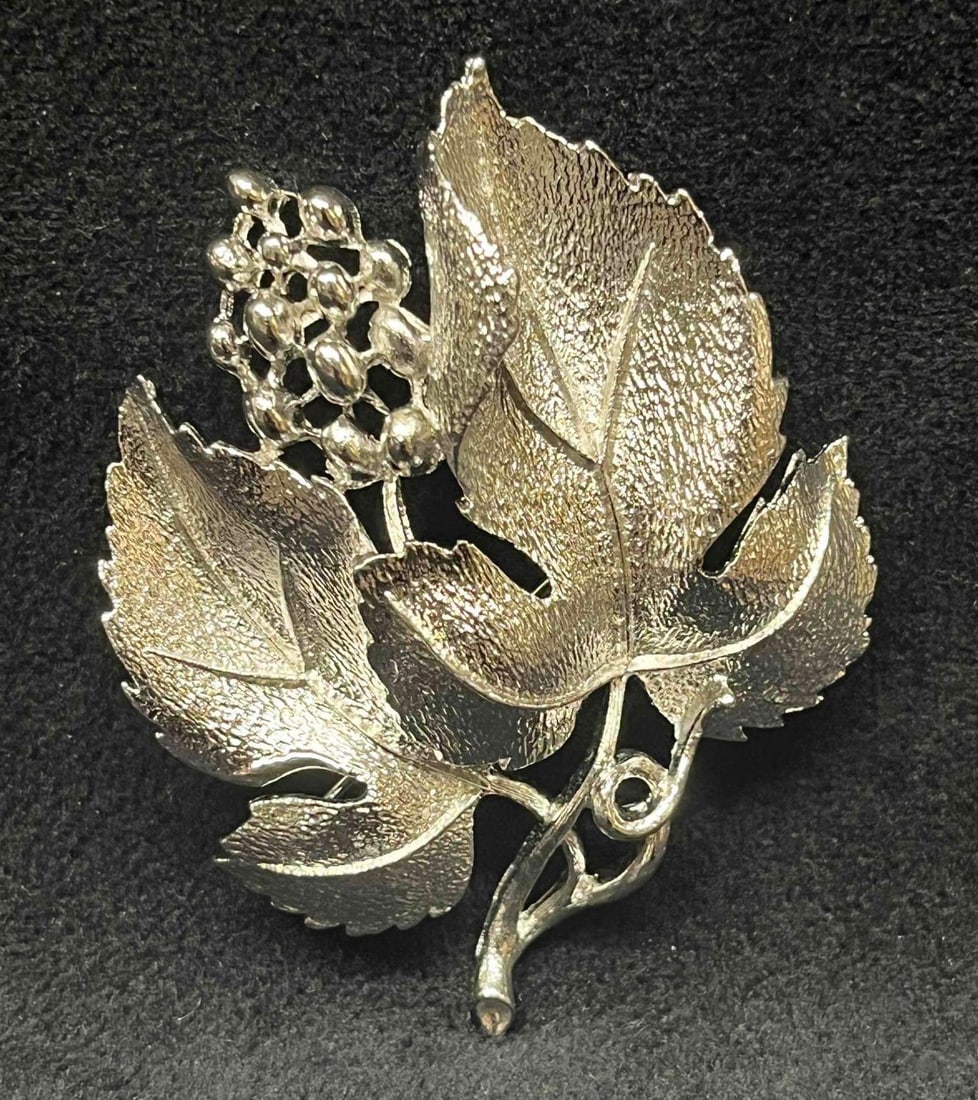 Signed Vintage Silver Tone Lisner Grape Leaf Brooch (1 of 8)