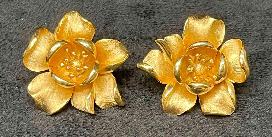Signed Vintage Crown Trifari Gold Tone Flower Clip On Earrings: This lot contains a pair of Signed Vintage Crown Trifari Gold Tone Flower Clip On Earrings. Each earring is approx 1 1/4" x 1 1/4" x 3/4". Total weight is approx 0.7oz. Overall the vintage Crown Trifa