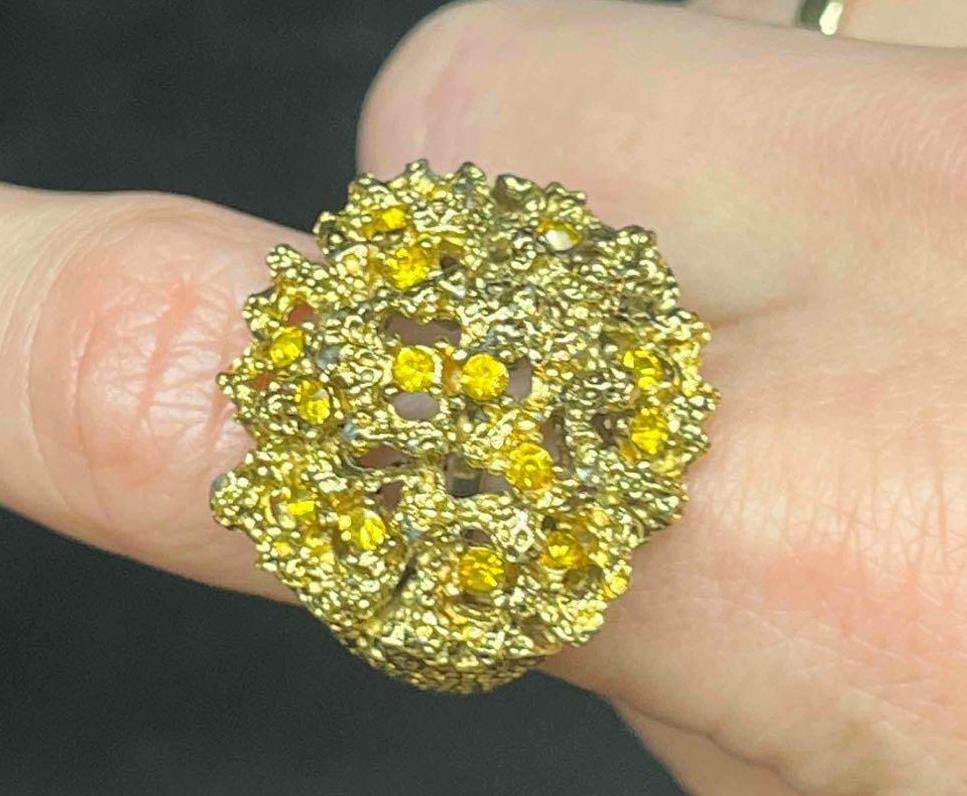 Signed Vintage Crown Trifari Gold Tone Ring With Yellow Rhinestones: This lot contains a Signed Vintage Crown Trifari Gold Tone Ring With Yellow Rhinestones. It is approx 1 1/4" x 1" x 3/4". Total weight is 0.5oz. Size 9. Overall the Ring is in excellent use