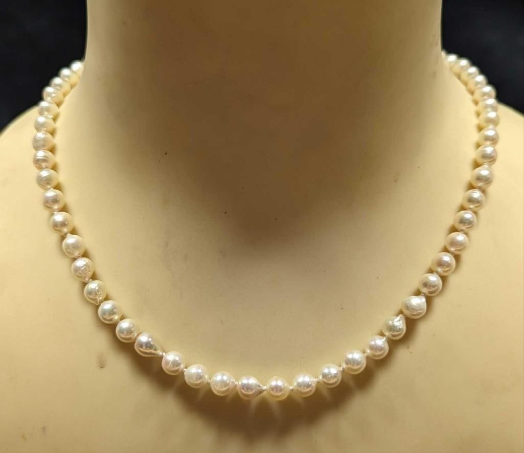 Cultured Pearl Necklace 14k Gold Clasp: Cultured Pearl Necklace 14k Gold Clasp. This piece has been tested and researched before listing. Please view all our pictures they are part of our description: Metal - 14k gold Color - Gold <