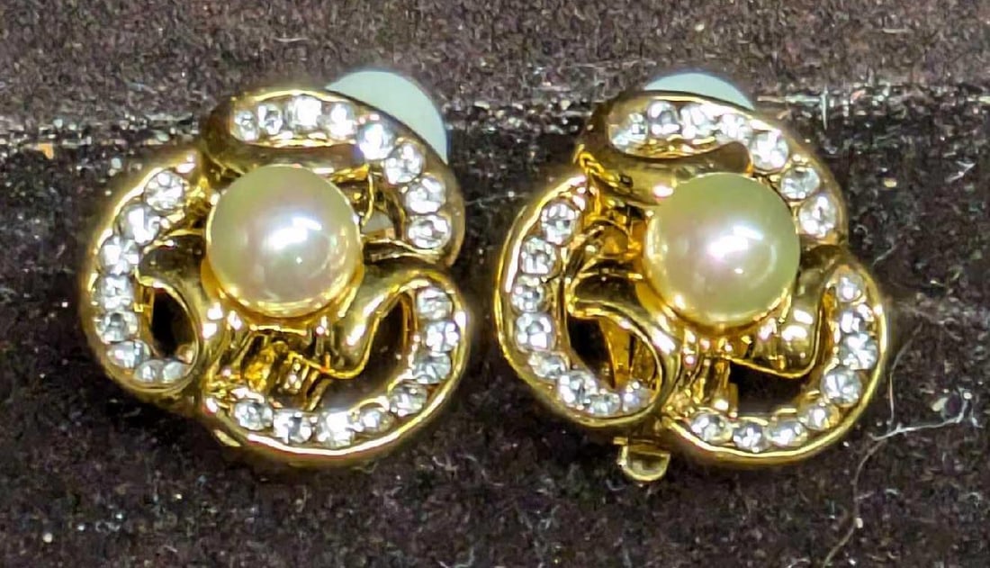 Vintage DIamante And Faux Pearl Earrings: Vintage Diamante And Faux Pearl Earrings. Each is approx 3/4" x 3/4" x 3/4" and the pair weigh 0.03lb. Both are not marked but appear to be made by Trifari. 