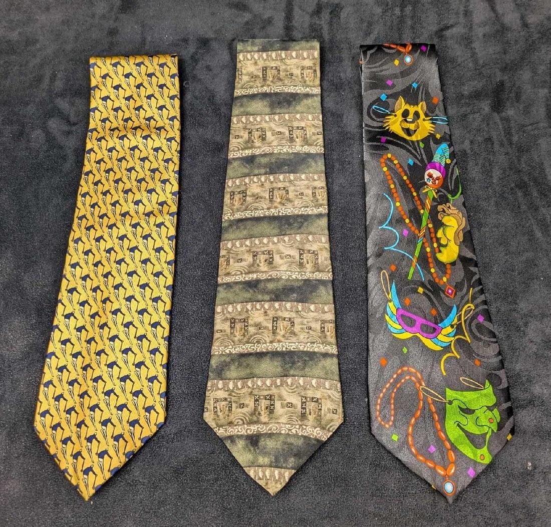 3 Men's Polyester And Silk Ties: 3 Men's Polyester And Silk Ties. This lot includes: (1) Renaissance Hand-Made 100% Polyester Mardi Gras Tie (1) Gap Premium100% Silk Yellow Skier Tie. (1) Geoffrey Benne 100% Silk