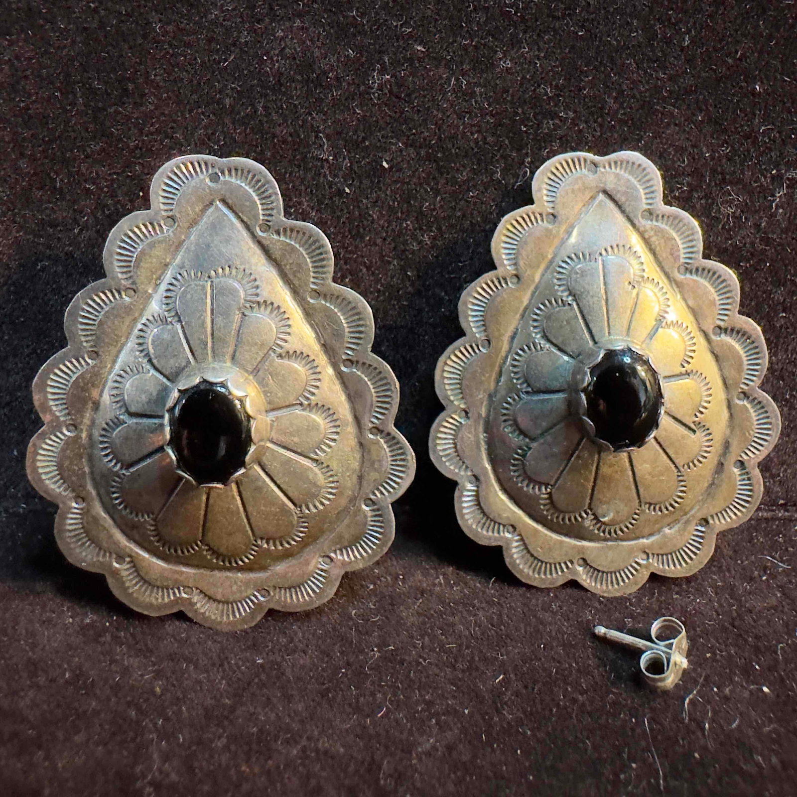Southwestern Concho Style Sterling Silver Black Onyx Cabochon Earrings B62: This item is in good pre-owned, previously used/displayed condition with noticeable light wear, and surface scratches. Please reference all photos for full details. This piece of jewelry has been test
