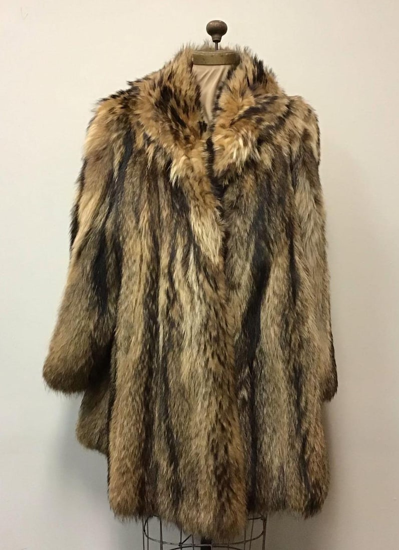 Raccoon Fur Coat Jacket Vintage Fashion: Raccoon Fur Coat Jacket Vintage Fashion. Made by an unknown manufacturer. This coat features a brown paisley interior linen, two exterior pockets and three hook and clips. It is in good used condition
