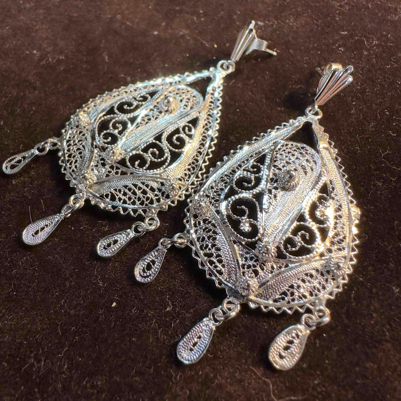 Sterling Silver Van Lou Filigree Dangle Style Earrings: This item is in good pre-owned, previously used/displayed condition with noticeable light wear, and surface scratches. Please reference all photos for full details. This piece of jewelry has been test