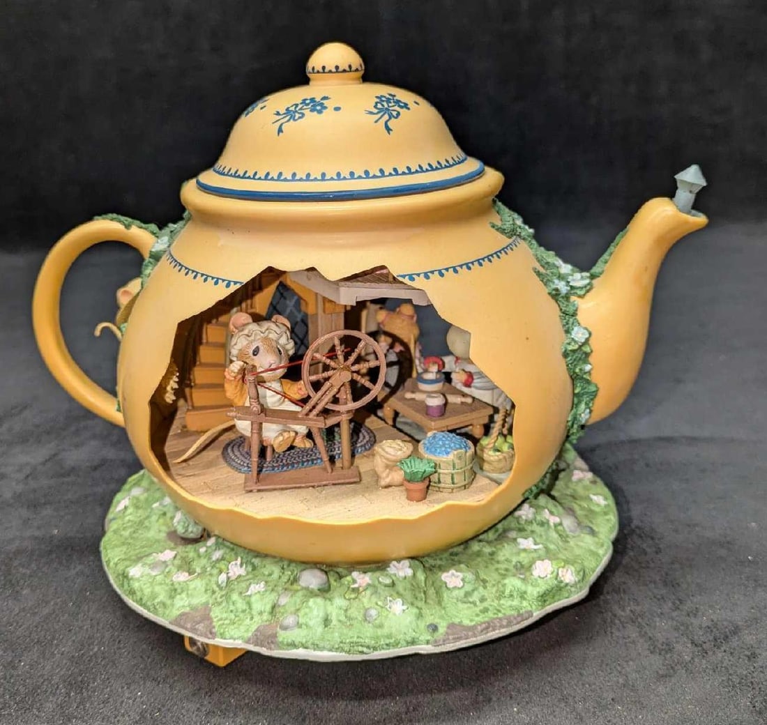 Teapot Bungalow Enesco Mice Music Box (1 of 10)