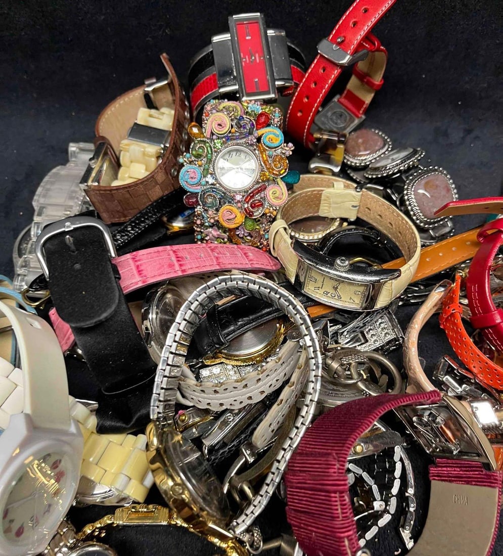 Bundle Of Over 30 Watches FC101: This lot contains a Bundle Of Over 30 Watches FC101. This lot fits altogether inside a 10" x 10 1/2" plastic bag and weighs about 3.3lbs. Overall the Watch Bundle is in good used condition with