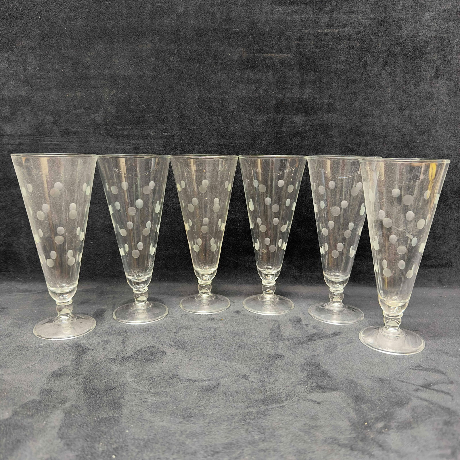 Anchor Hocking Pilsner Glass Coin Cut Polka Dot Ball Stem Set Of 6 Six: Anchor Hocking Pilsner Glass Coin Cut Polka Dot Ball Stem Set Of 6 Six. This set of pilsner glasses feature an etched coin polka dot design. The glasses are a little dusty need to be cleaned. One glas