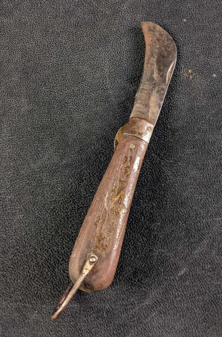 Antique Pocket Knife: Antique Pocket Knife This is an antique pocket knife with a wooden handle. This knife is in antique condition with surface rust and scratches. There is no major damage to the knife, parts of the blade