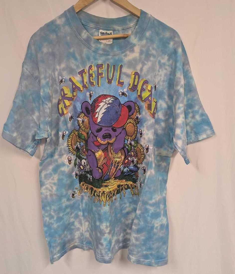 Grateful Dead How Sweet It Is Bear & Bees T-Shirt XL: Grateful Dead How Sweet It Is Bear & Bees T-Shirt XL. Has a Delta label. The shirt has some wrinkles due to storage and the tag has some discoloration. Folded, the shirt is approx 10" x 7 1/2" x 1 1/2