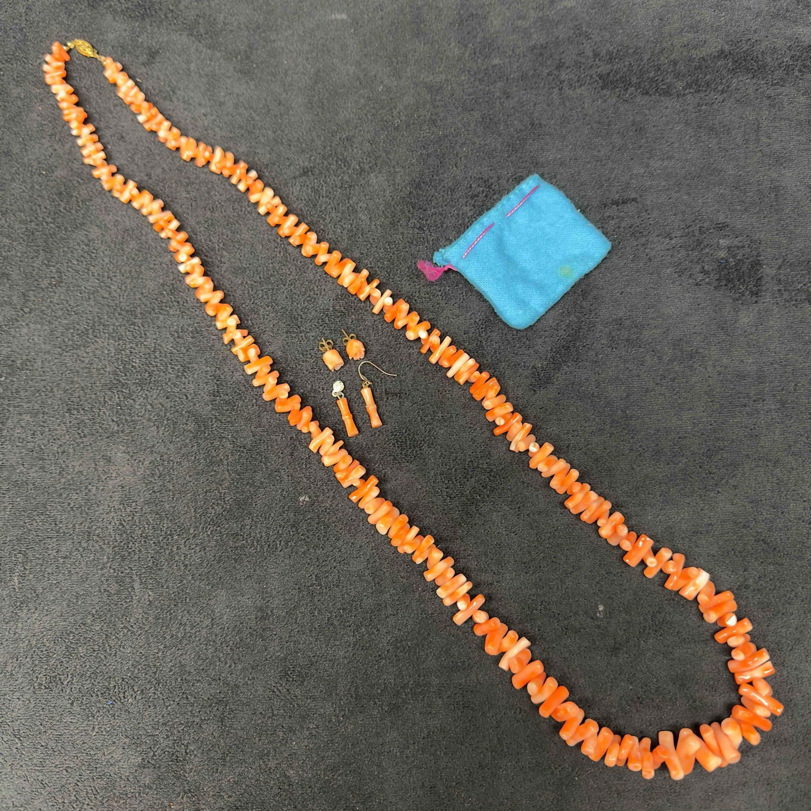 Pink Coral Necklace and Earrings Set Rose Earring: Vintage Pink Coral Necklace and Earrings Set Rose Earring. Necklace and earrings with pink coral colored beads with beautiful designs on each. A pair of the earrings feature a floral rose accent. The