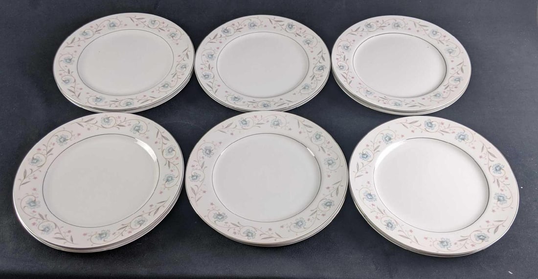 Set of 12 English Garden Porcelain Dinner Plates: Set of 12 English Garden Porcelain Dinner Plates We have 12 porcelain English Garden dinner plates crafted in Japan. These plates are in good condition with some slight scratching at the middle of som