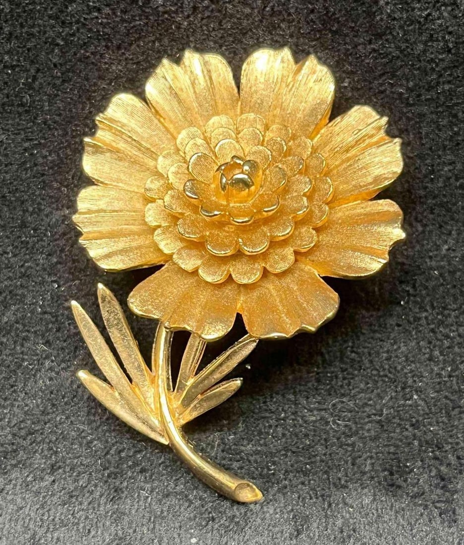 Signed Vintage Crown Trifari Gold Tone Flower Brooch: This lot contains a Signed Vintage Crown Trifari Gold Tone Flower Brooch. Total weight is approx 0.6oz. It is approx 2" x 1 1/4" x 1/2". Overall the vintage brooch is in excellent pre owned condition