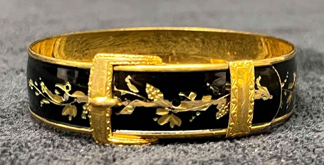 Signed Vintage Hayward 1/20 12K Gold Filled Adjustable Buckle Bracelet: This lot contains a Signed Vintage Hayward 1/20 12K Gold Filled Adjustable Buckle Bracelet. It is approx 2 1/4" x 2 1/4" x 3/4". Total weight is approx 0.4oz. Overall the Vintage Hayward bracelet is i