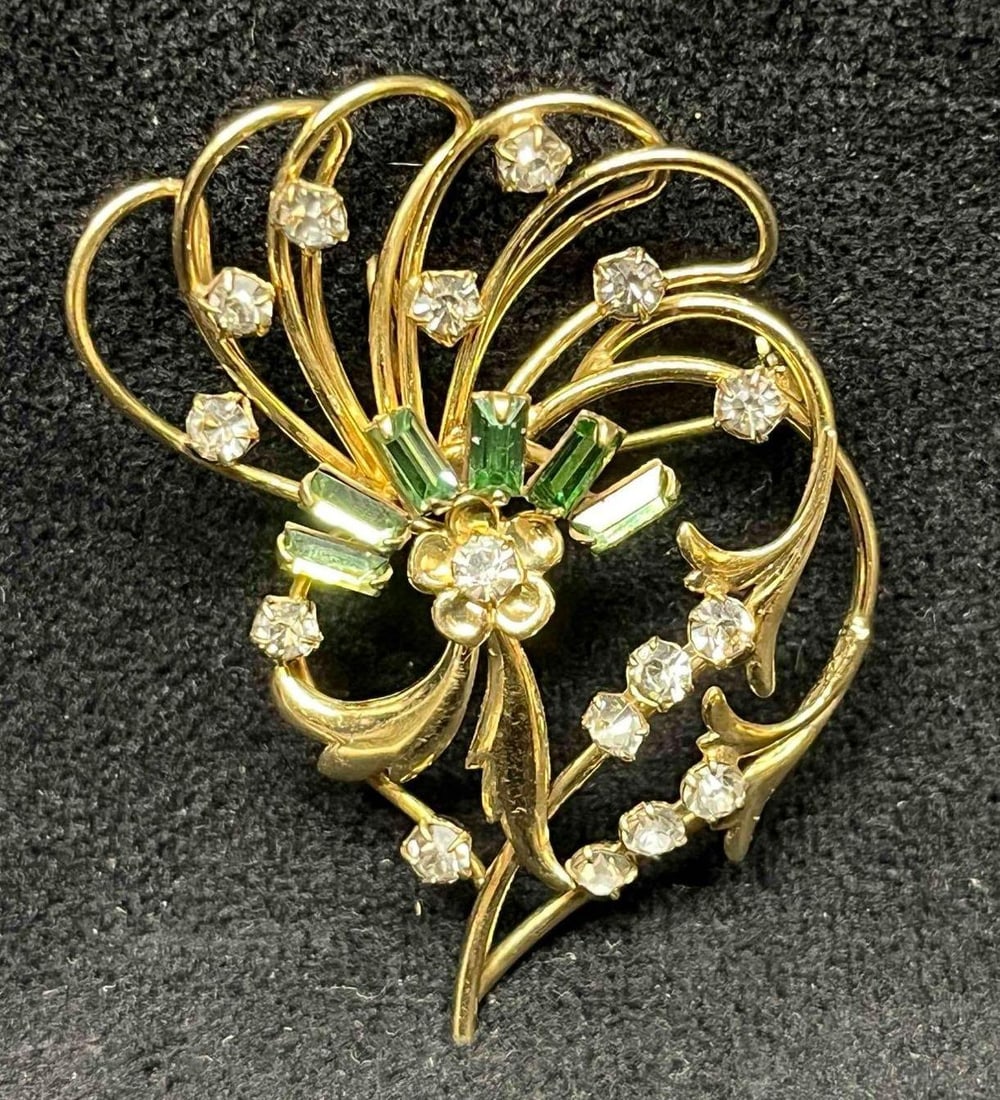 Signed Vintage 1/20 KTG Carl Art Inc Brooch: This lot contains a Signed Vintage 1/20 KTG Carl Art Inc Brooch. It is approx 2" x 1 1/2" x 3/4". Total weight is less than 1oz. Overall the brooch is in excellent pre owned condition with no noticeab