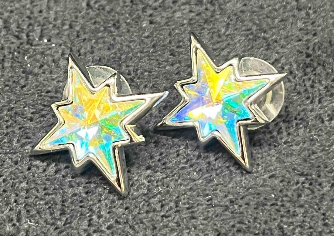 Signed Vintage Kirks Folly Silver Tone Star Earrings With Iridescent Center: This lot contains a Signed Vintage Kirks Folly Silver Tone Star Earrings With Iridescent Center. Each earring is approx 1" x 1" x 3/4". Total weight is approx less than 1oz. Overall the Kirks Folly Ea