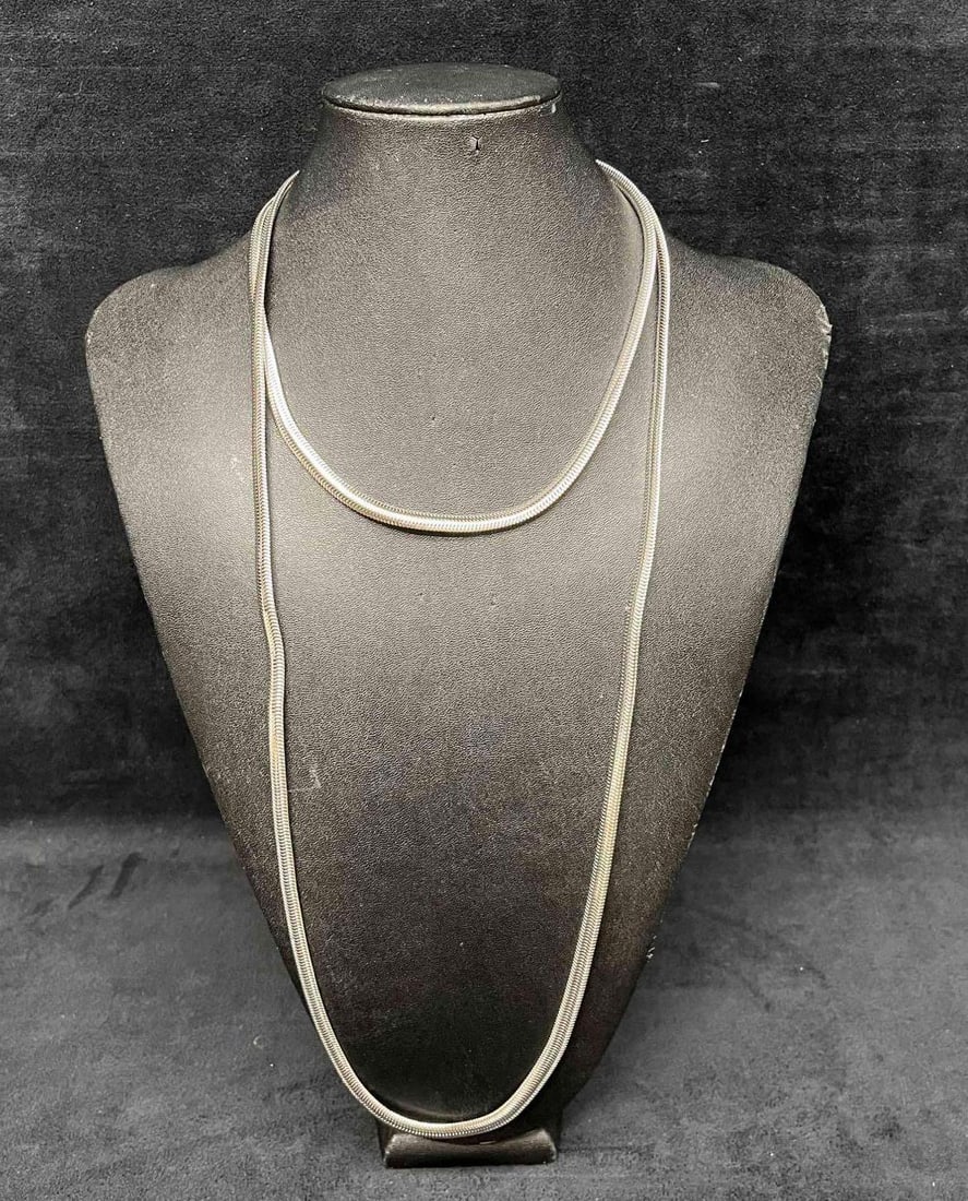 Signed Vintage Monet Long Silver Tone Necklace: This lot contains a Signed Vintage Monet Long Silver Tone Necklace. It is approx 26" long when clasped. Total weight is 2.4oz. Overall the vintage Monet necklace is in excellent pre owned conditi