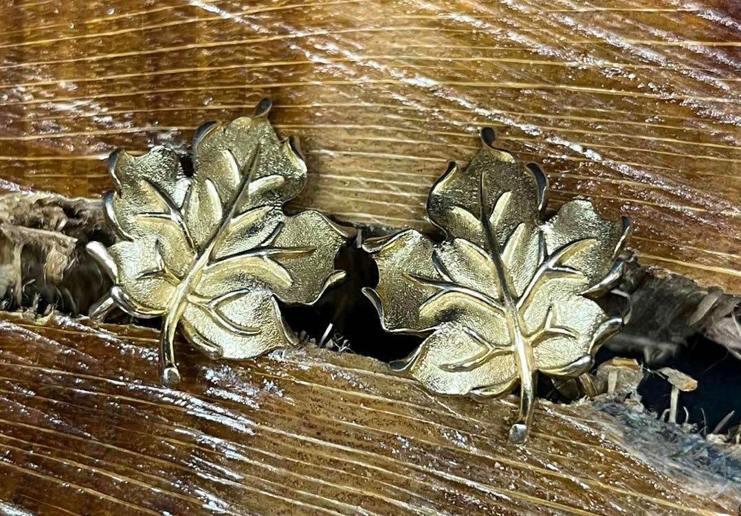 Vintage Crown Trifari Leaf Earrings: This lot contains a Vintage Crown Trifari Leaf Earrings. Each earring is approx 1 1/4" x 1" x 3/4". Total weight is approx 0.5oz. Overall the Vintage Crown Trifari earrings are in good pre owned condi