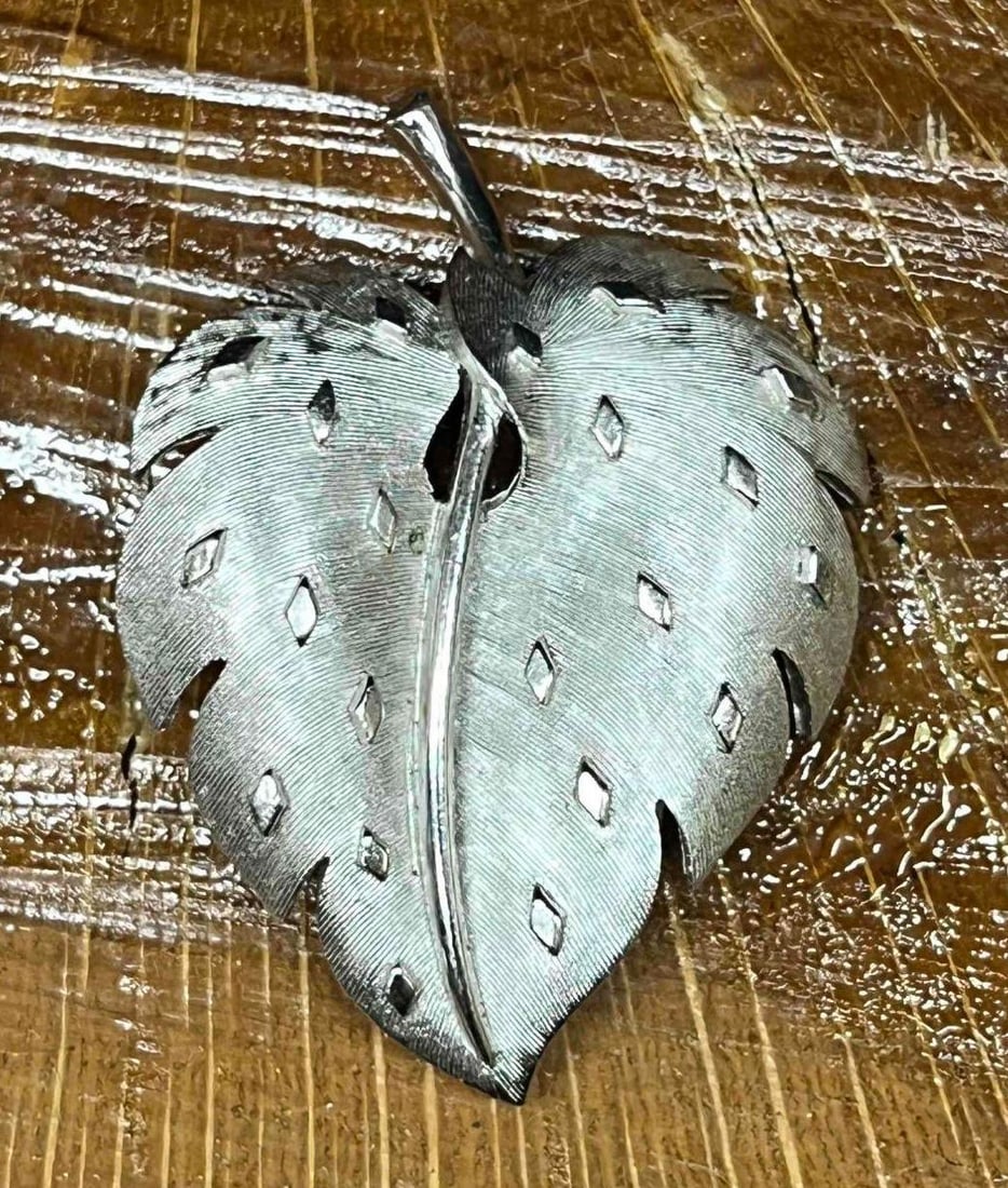 Vintage Signed Crown Trifari Silver Tone Leaf Brooch: This lot contains a Vintage Signed Crown Trifari Silver Tone Leaf Brooch. It is approx 1 3/4" x 1 1/4" x 1/4". Total weight is approx 0.6oz. Overall the Vintage Signed Crown Trifari Brooch is in