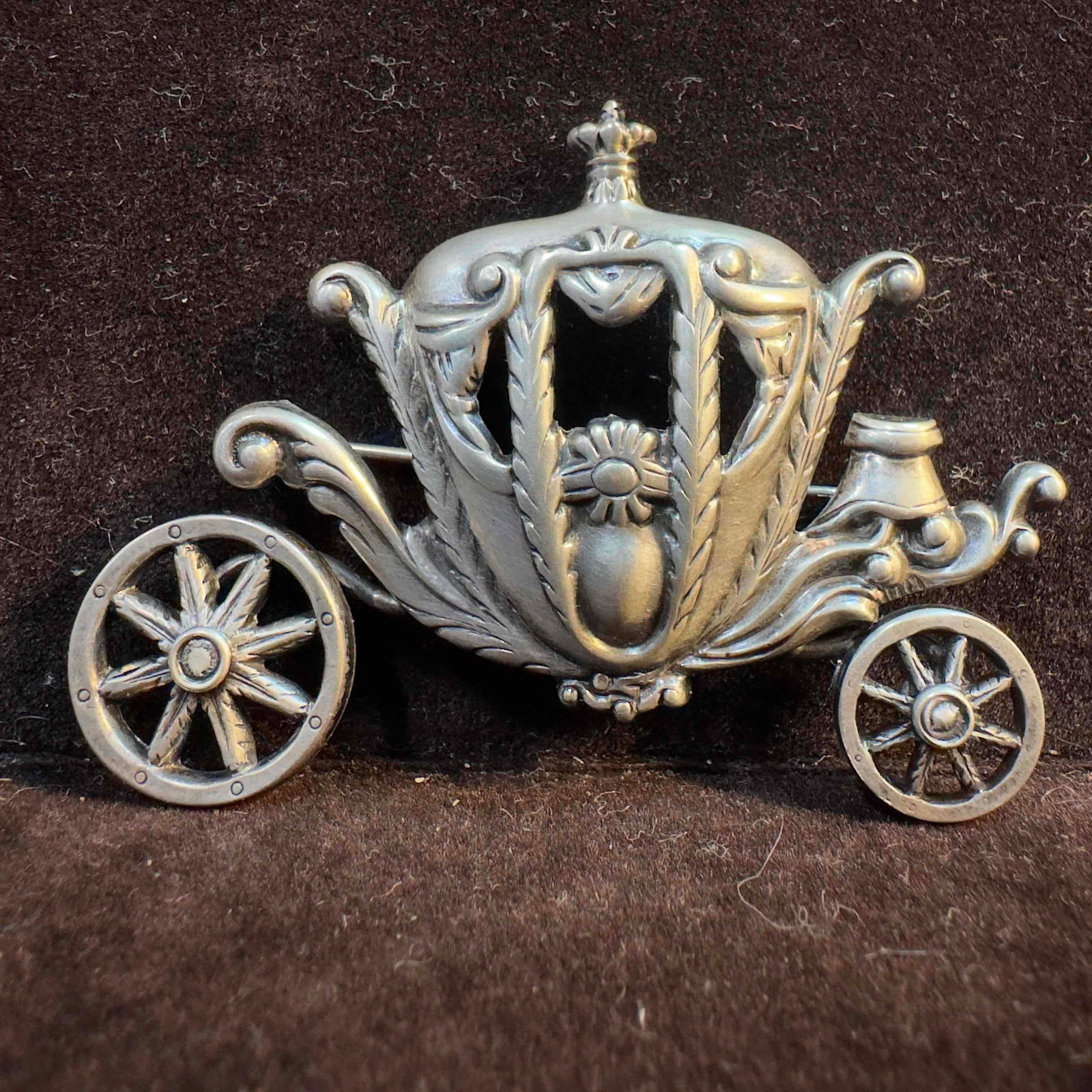 Lang Stagecoach Carriage Coach Sterling Silver Pin Brooch: This piece of jewelry has been tested and researched prior to listing. Please view all our pictures as they are part of our description. DETAILS: Metal - Sterling Silver Color - Silver Stones - No Hal
