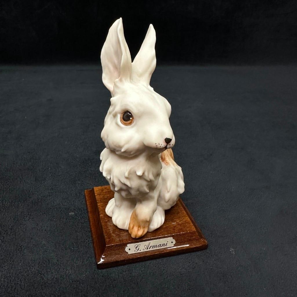 Giuseppe Armani Rabbit Figurine R154: A Giuseppe Armani porcelain rabbit figurine, dated 1984, featuring naturalistic detailing and a glossy finish. Mounted on a wooden base with a brass nameplate. Good condition with no visible chips or