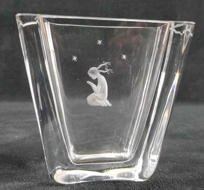 Mid Century Skruf Sweden Art Glass Vase Etched Praying Girl: Mid Century Skruf Sweden Art Glass Vase Etched Praying Girl. Mid Century art glass vase with an etching of a girl on her knees praying under the stars by Swedish artist Skruf. This piece is simple and