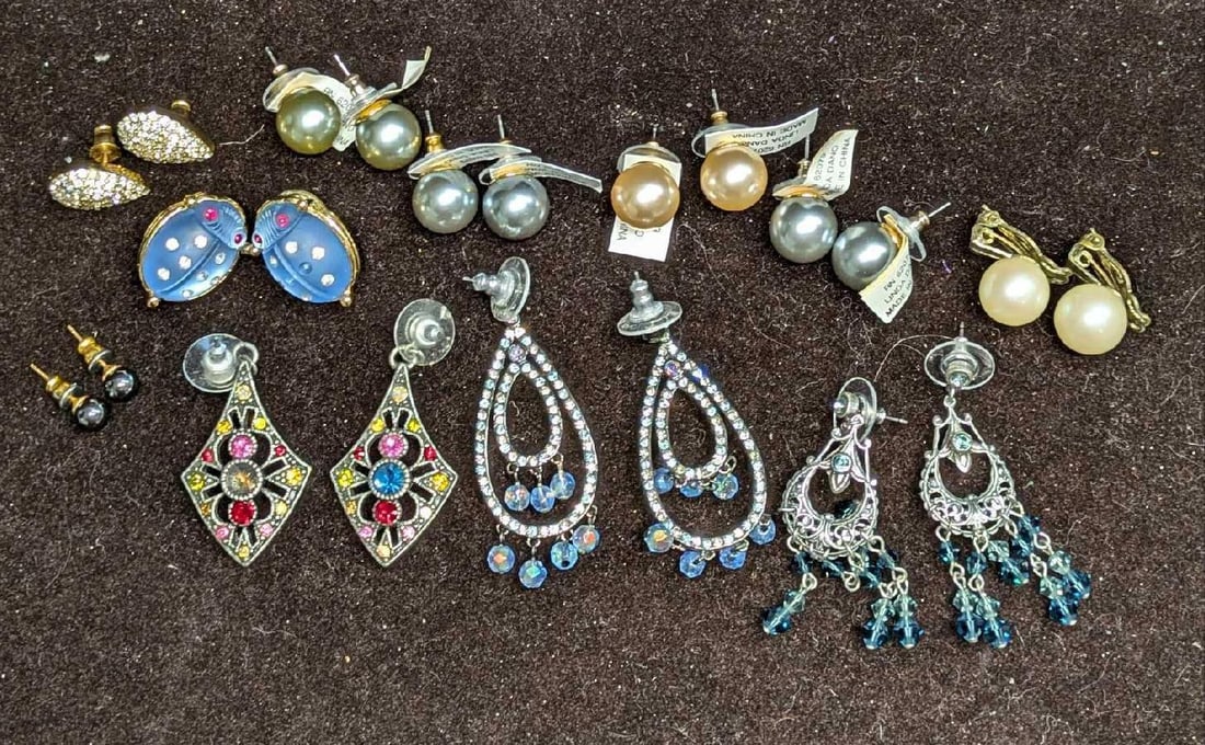 9 Vintage Earrings Faux Pearl Chandelier Rhinestones: 9 Vintage Earrings Faux Pearl Chandelier Rhinestones. This lot has different earrings, from pierced to clip-on, some with faux pearls or rhinestone Chandelier style earrings. Please see the image