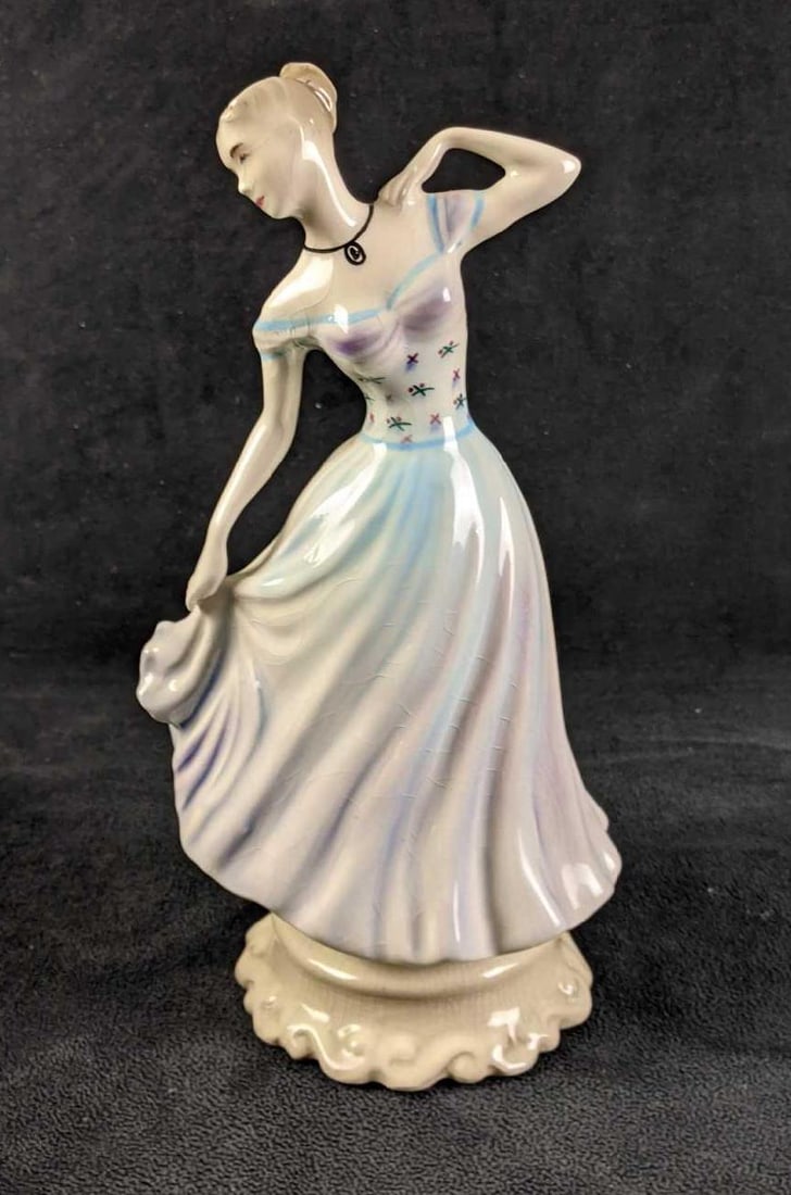 Fine China Figurine by Vienna Woods China (1 of 5)