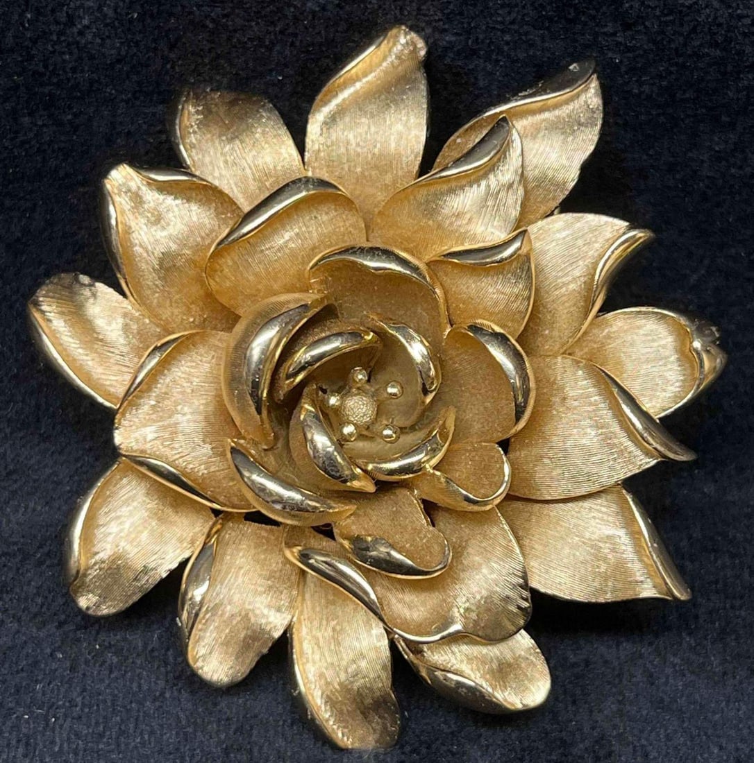 Vintage Signed Crown Trifari Gold Tone Large Flower Brooch (1 of 7)