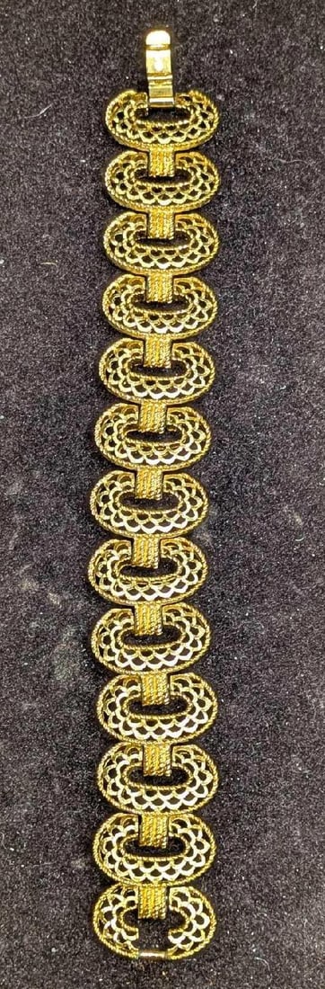 Vintage Trifari Textured Matte Gold Tone Bracelet: Vintage Trifari Textured Matte Gold Tone Bracelet. This is approx 1" x 1/8" x 1" and it weighs 0.08lb. The bracelet does not appear to have ever been worn.