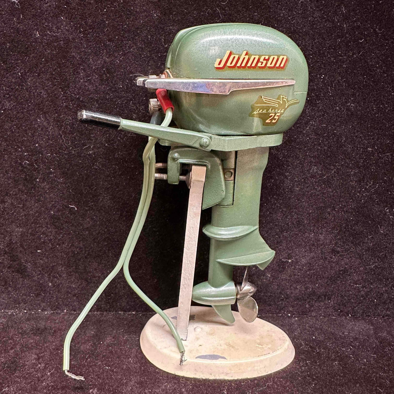 Vintage 1954 Johnson 25 Model Outboard Toy Boat Motor (1 of 11)