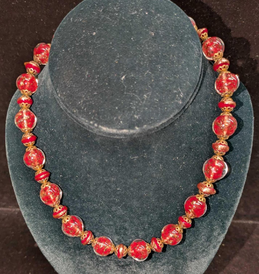 Vintage Italian Murano Art Red Glass Bead Necklace R: Vintage Italian Murano Art Red Glass Bead Necklace R. This is approx 17" and it weighs 0.13lb. 