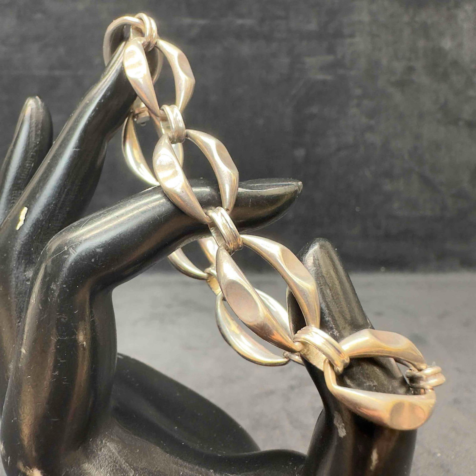 Italy 925 Sterling Silver Chain Bracelet Oval Shaped Links B76: This item is in good pre-owned, previously used/displayed condition with noticeable light wear, and surface scratches. Please reference all photos for full details. This piece of jewelry has been test