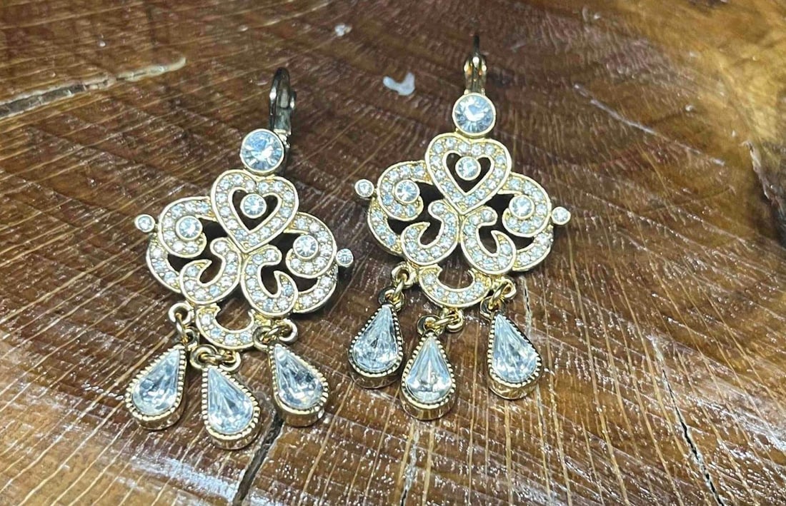 Vintage Joan Rivers Gold Tone and Rhinestone Drop Chandelier Earrings: This lot contains a Vintage Joan Rivers Gold Tone and Rhinestone Drop Chandelier Earrings. Each earring is approx 2" x 1 1/4" x 1/2". Total weight is 0.4oz. Overall the Vintage Earrings are in go