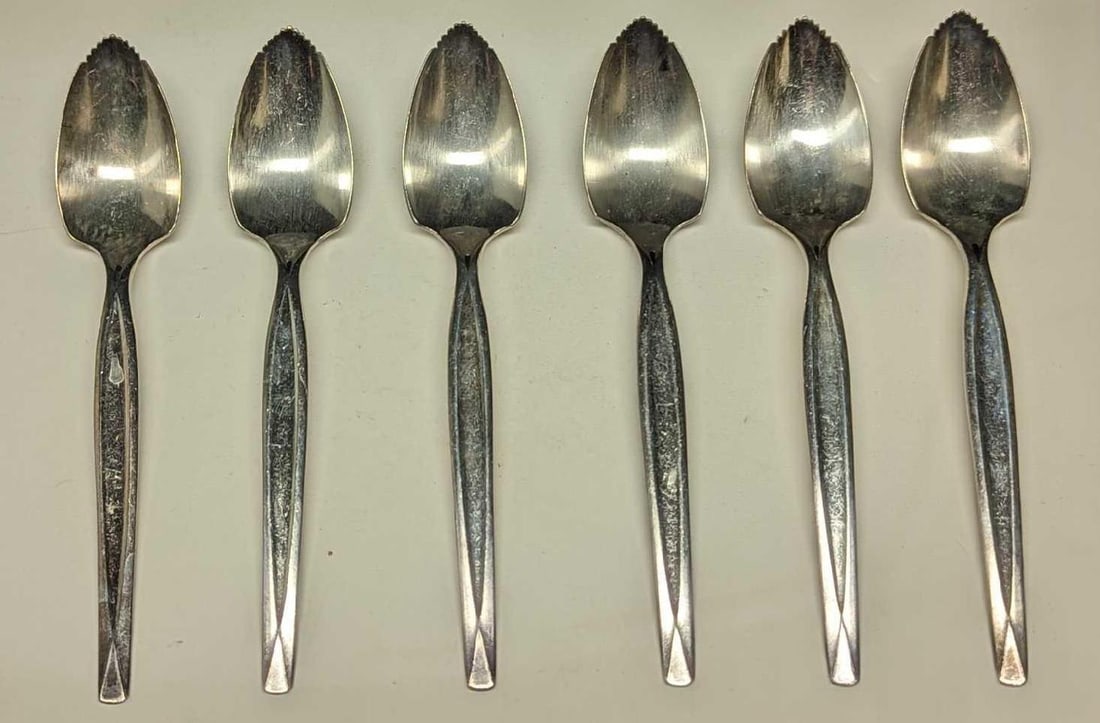 6 Silverplate VM Rogers Silverplate Grapefruit Spoons: 6 Silverplate VM Rogers Silverplate Grapefruit Spoons. Each vintage spoon is approx 1" x 3/8" x 6" and the total weight is 0.30lb. The spoons have scratches and signs of wear.